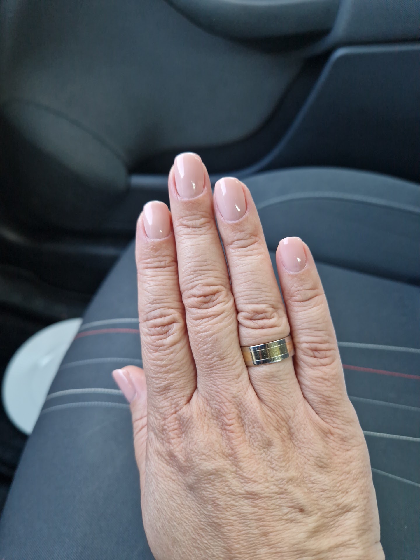 Gelakte nagels van een klant van de salon